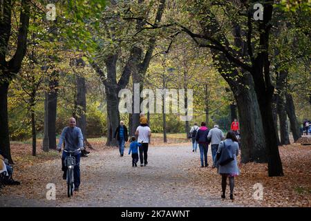 Warschau, Polen. 17. Oktober 2022. Am 21. September 2022 wird im Park Skaryszewski in Warschau, Polen, das warme Wetter genossen. Die Temperaturen in den letzten Tagen lagen knapp über 20 Grad Celsius, mehr als doppelt so hoch wie der historische Durchschnittswert von knapp 9 Grad. (Foto von Jaap Arriens/Sipa USA) Quelle: SIPA USA/Alamy Live News Stockfoto