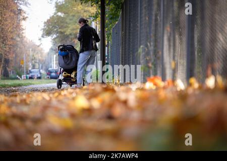 Warschau, Polen. 17. Oktober 2022. Am 21. September 2022 wird im Park Skaryszewski in Warschau, Polen, das warme Wetter genossen. Die Temperaturen in den letzten Tagen lagen knapp über 20 Grad Celsius, mehr als doppelt so hoch wie der historische Durchschnittswert von knapp 9 Grad. (Foto von Jaap Arriens/Sipa USA) Quelle: SIPA USA/Alamy Live News Stockfoto