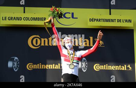 ©PHOTOPQR/LE PROGRES/Philippe TRIAS - 13/09/2020 - Tour de France, Ain, 13. September 2020. -Victoire au Sprint du Slovène Tadej Pogacar (VAE Team Emirates) devant le maillot jaune Primoz Roglic à l'arrivée de l'étape Lyon/le Grand-Colombier dans l'Ain. - 2020/09/13. Tour de France Etappe 15. - Stockfoto