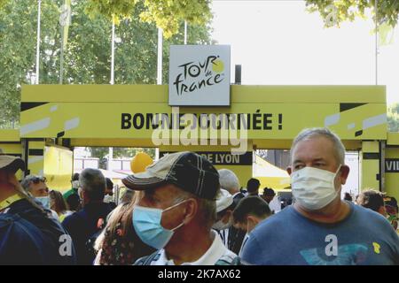 ©Pierre Teyssot/MAXPPP ; TOUR DE FRANCE 2020- UCI Cycling World Tour under Virus Outbreak. Etappe 15. von Lyon nach Grand Colombier am 13.. September 2020, Lyon, Frankreich. Der Gast der Tour (ASO) trägt die Maske. © Pierre Teyssot/Maxppp Stockfoto