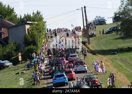 ©PHOTOPQR/LE PROGRES/Philippe TRIAS - 13/09/2020 - Tour de France, Ain, 14. September 2020. -15ème étape du Tour de France Lyon Grand Colombier. Traversée des Routes de l'Ain par le peloton maillot jaune. - 2020/09. Tour de France Bühne. Stockfoto