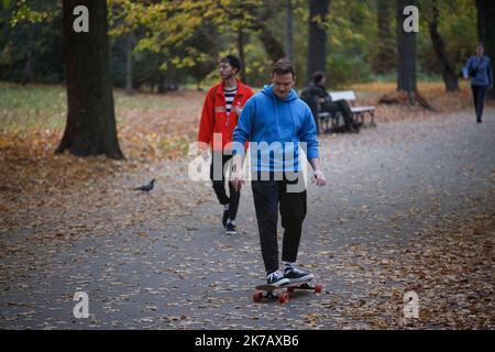 Warschau, Polen. 17. Oktober 2022. Am 21. September 2022 fährt ein Mann im Park Skaryszewski in Warschau, Polen, auf einem Skateboard. Die Temperaturen in den letzten Tagen lagen knapp über 20 Grad Celsius, mehr als doppelt so hoch wie der historische Durchschnittswert von knapp 9 Grad. (Foto von Jaap Arriens/Sipa USA) Quelle: SIPA USA/Alamy Live News Stockfoto