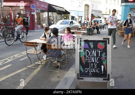 ©PHOTOPQR/LE PARISIEN/Delphine Goldsztejn ; PARIS ; 15/09/2020 ; Covid-19 Paris : l'Extension des Terrasses pérennisée jusqu'en juin 2021 Rue de Charonne, 75011 Paris Le 15/09/2020 Foto : Delphine Goldsztejn - Paris, Frankreich, sept 15. 2020 - er ephemere Terrassen , geschaffen, soziale Distanzierung erhöhen , bleiben bis Juni 2021 Stockfoto