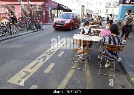 ©PHOTOPQR/LE PARISIEN/Delphine Goldsztejn ; PARIS ; 15/09/2020 ; Covid-19 Paris : l'Extension des Terrasses pérennisée jusqu'en juin 2021 Rue de Charonne, 75011 Paris Le 15/09/2020 Foto : Delphine Goldsztejn - Paris, Frankreich, sept 15. 2020 - er ephemere Terrassen , geschaffen, soziale Distanzierung erhöhen , bleiben bis Juni 2021 Stockfoto