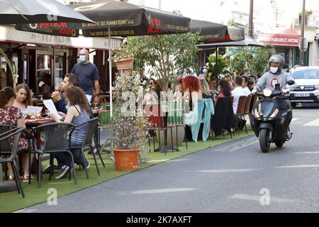 ©PHOTOPQR/LE PARISIEN/Delphine Goldsztejn ; PARIS ; 15/09/2020 ; Covid-19 Paris : l'Extension des Terrasses pérennisée jusqu'en juin 2021 Rue de Charonne, 75011 Paris Le 15/09/2020 Foto : Delphine Goldsztejn - Paris, Frankreich, sept 15. 2020 - er ephemere Terrassen , geschaffen, soziale Distanzierung erhöhen , bleiben bis Juni 2021 Stockfoto