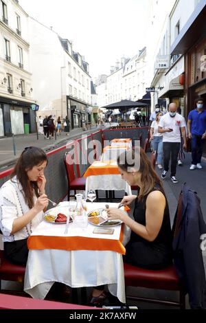 ©PHOTOPQR/LE PARISIEN/Delphine Goldsztejn ; PARIS ; 15/09/2020 ; Covid-19 Paris : l'Extension des Terrasses pérennisée jusqu'en juin 2021 Rue de la Roquette, 75011 Paris Le 15/09/2020 Foto : Delphine Goldsztejn - Paris, Frankreich, sept 15. 2020 - er ephemere Terrassen, geschaffen, soziale Distanzierung zu erhöhen, bleiben bis Juni 2021 Stockfoto