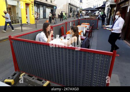 ©PHOTOPQR/LE PARISIEN/Delphine Goldsztejn ; PARIS ; 15/09/2020 ; Covid-19 Paris : l'Extension des Terrasses pérennisée jusqu'en juin 2021 Rue de la Roquette, 75011 Paris Le 15/09/2020 Foto : Delphine Goldsztejn - Paris, Frankreich, sept 15. 2020 - er ephemere Terrassen, geschaffen, soziale Distanzierung zu erhöhen, bleiben bis Juni 2021 Stockfoto