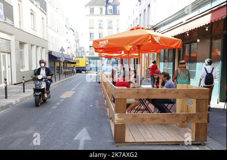 ©PHOTOPQR/LE PARISIEN/Delphine Goldsztejn ; PARIS ; 15/09/2020 ; Covid-19 Paris : l'Extension des terrasses pérennisée jusqu'en juin 2021 Rue Saint Sabin, 75011 Paris Le 15/09/2020 Foto : Delphine Goldsztejn - Paris, Frankreich, sept 15. 2020 - er ephemere Terrassen , erstellt zu erhöhen soziale Distanzierung , bleiben bis Juni 2021 Stockfoto