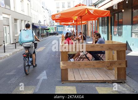 ©PHOTOPQR/LE PARISIEN/Delphine Goldsztejn ; PARIS ; 15/09/2020 ; Covid-19 Paris : l'Extension des terrasses pérennisée jusqu'en juin 2021 Rue Saint Sabin, 75011 Paris Le 15/09/2020 Foto : Delphine Goldsztejn - Paris, Frankreich, sept 15. 2020 - er ephemere Terrassen , erstellt zu erhöhen soziale Distanzierung , bleiben bis Juni 2021 Stockfoto