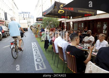 ©PHOTOPQR/LE PARISIEN/Delphine Goldsztejn ; PARIS ; 15/09/2020 ; Covid-19 Paris : l'Extension des Terrasses pérennisée jusqu'en juin 2021 Rue de Charonne, 75011 Paris Le 15/09/2020 Foto : Delphine Goldsztejn - Paris, Frankreich, sept 15. 2020 - er ephemere Terrassen , geschaffen, soziale Distanzierung erhöhen , bleiben bis Juni 2021 Stockfoto