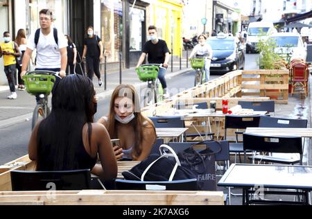 ©PHOTOPQR/LE PARISIEN/Delphine Goldsztejn ; PARIS ; 15/09/2020 ; Covid-19 Paris : l'Extension des Terrasses pérennisée jusqu'en juin 2021 Rue de la Roquette, 75011 Paris Le 15/09/2020 Foto : Delphine Goldsztejn - Paris, Frankreich, sept 15. 2020 - er ephemere Terrassen, geschaffen, soziale Distanzierung zu erhöhen, bleiben bis Juni 2021 Stockfoto