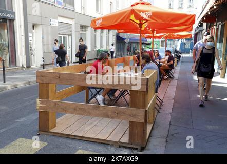 ©PHOTOPQR/LE PARISIEN/Delphine Goldsztejn ; PARIS ; 15/09/2020 ; Covid-19 Paris : l'Extension des terrasses pérennisée jusqu'en juin 2021 Rue Saint Sabin, 75011 Paris Le 15/09/2020 Foto : Delphine Goldsztejn - Paris, Frankreich, sept 15. 2020 - er ephemere Terrassen , erstellt zu erhöhen soziale Distanzierung , bleiben bis Juni 2021 Stockfoto