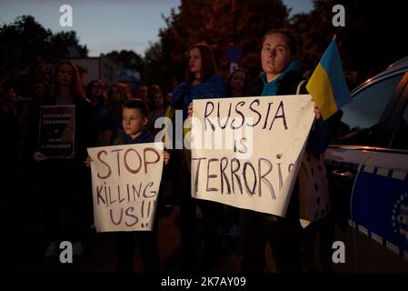 Warschau, Warschau, Polen. 17. Oktober 2022. Demonstranten halten während einer Kundgebung vor der iranischen Botschaft in Warschau Schilder mit den Aufschriften „„Stoppt uns, uns zu töten“ und „„Russland ist terroristisch“. Mitglieder der ukrainischen Diaspora in Polen versammelten sich vor der Botschaft der Islamischen Republik Iran, um gegen die Unterstützung zu protestieren, die die iranische Regierung Russland durch die Lieferung von Kamikaze-Drohnen gewährt. Die Kundgebung fand nach Angriffen auf die ukrainische Hauptstadt Kiew statt. (Bild: © Aleksander Kalka/ZUMA Press Wire) Stockfoto