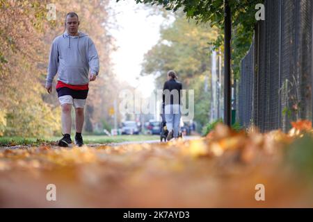 Warschau, Polen. 17. Oktober 2022. Am 21. September 2022 wird im Park Skaryszewski in Warschau, Polen, das warme Wetter genossen. Die Temperaturen in den letzten Tagen lagen knapp über 20 Grad Celsius, mehr als doppelt so hoch wie der historische Durchschnittswert von knapp 9 Grad. (Foto von Jaap Arriens/Sipa USA) Quelle: SIPA USA/Alamy Live News Stockfoto