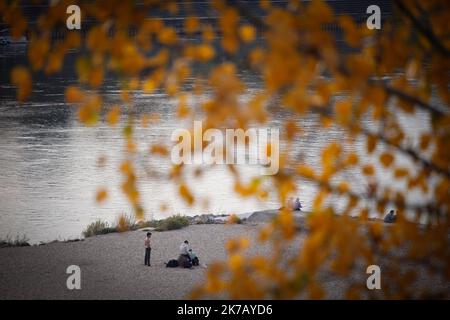 Warschau, Polen. 17. Oktober 2022. Ein Paar wird am 21. September 2022 am Poniatowka-Strand in Warschau, Polen, gesehen. Die Temperaturen in den letzten Tagen lagen knapp über 20 Grad Celsius, mehr als doppelt so hoch wie der historische Durchschnittswert von knapp 9 Grad. (Foto von Jaap Arriens/Sipa USA) Quelle: SIPA USA/Alamy Live News Stockfoto