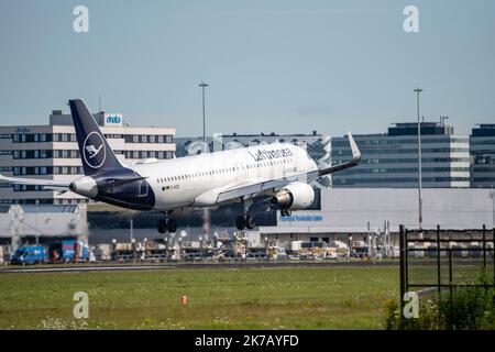 Flughafen Amsterdam Schiphol, AMS, Flugzeug auf dem Weg nach Kaagbaan, Start- und Landebahn, D-AIZO, Lufthansa Airbus A320-200 Stockfoto