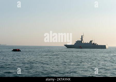 ©PHOTOPQR/VOIX DU Nord/PASCAL BONNIERE ; 18/09/2020 ; Calais, le 15.09.2020 : Partis des environs du Cap Blanc-Nez, des migrants tentent de traverser la Manche sur un bateau gonflable pour rejoindre les cotes anglaises . Le patrouilleur Flamant de la Marine Nationale accompagne les embarcations naviguant sans encombre jusqu'aux eaux anglaises. La période de meteo tres calme incite les refugies a tenter la dangereuse traversee a Bord de bateaux pneumatiques pour Franchir les 33 km du detroit qui separent la France de l’Angleterre. Foto Pascal BONNIERE La Voix du Nord Calais, (Nordfrankreich) Stockfoto