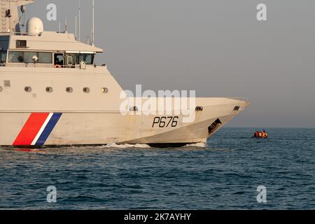 ©PHOTOPQR/VOIX DU Nord/PASCAL BONNIERE ; 18/09/2020 ; Calais, le 15.09.2020 : Partis des environs du Cap Blanc-Nez, des migrants tentent de traverser la Manche sur un bateau gonflable pour rejoindre les cotes anglaises . Le patrouilleur Flamant de la Marine Nationale accompagne les embarcations naviguant sans encombre jusqu'aux eaux anglaises. La période de meteo tres calme incite les refugies a tenter la dangereuse traversee a Bord de bateaux pneumatiques pour Franchir les 33 km du detroit qui separent la France de l’Angleterre. Foto Pascal BONNIERE La Voix du Nord Calais, (Nordfrankreich) Stockfoto