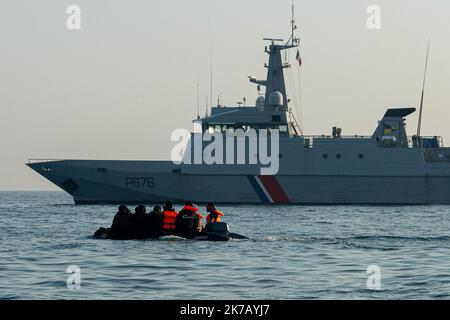 ©PHOTOPQR/VOIX DU Nord/PASCAL BONNIERE ; 18/09/2020 ; Calais, le 15.09.2020 : Partis des environs du Cap Blanc-Nez, des migrants tentent de traverser la Manche sur un bateau gonflable pour rejoindre les cotes anglaises . Le patrouilleur Flamant de la Marine Nationale accompagne les embarcations naviguant sans encombre jusqu'aux eaux anglaises. La période de meteo tres calme incite les refugies a tenter la dangereuse traversee a Bord de bateaux pneumatiques pour Franchir les 33 km du detroit qui separent la France de l’Angleterre. Foto Pascal BONNIERE La Voix du Nord Calais, (Nordfrankreich) Stockfoto