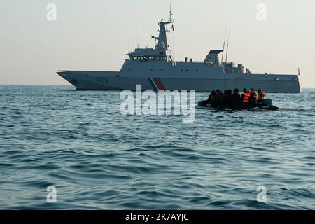 ©PHOTOPQR/VOIX DU Nord/PASCAL BONNIERE ; 18/09/2020 ; Calais, le 15.09.2020 : Partis des environs du Cap Blanc-Nez, des migrants tentent de traverser la Manche sur un bateau gonflable pour rejoindre les cotes anglaises . Le patrouilleur Flamant de la Marine Nationale accompagne les embarcations naviguant sans encombre jusqu'aux eaux anglaises. La période de meteo tres calme incite les refugies a tenter la dangereuse traversee a Bord de bateaux pneumatiques pour Franchir les 33 km du detroit qui separent la France de l’Angleterre. Foto Pascal BONNIERE La Voix du Nord Calais, (Nordfrankreich) Stockfoto