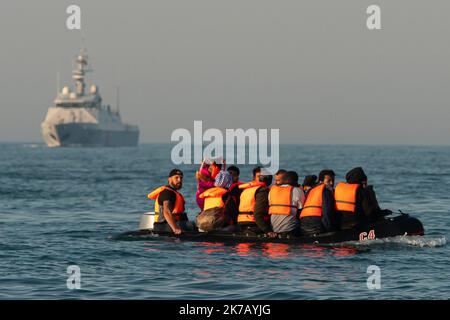 ©PHOTOPQR/VOIX DU Nord/PASCAL BONNIERE ; 18/09/2020 ; Calais, le 15.09.2020 : Partis des environs du Cap Blanc-Nez, des migrants tentent de traverser la Manche sur un bateau gonflable pour rejoindre les cotes anglaises . Le patrouilleur Flamant de la Marine Nationale accompagne les embarcations naviguant sans encombre jusqu'aux eaux anglaises. La période de meteo tres calme incite les refugies a tenter la dangereuse traversee a Bord de bateaux pneumatiques pour Franchir les 33 km du detroit qui separent la France de l’Angleterre. Foto Pascal BONNIERE La Voix du Nord Calais, (Nordfrankreich) Stockfoto