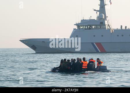 ©PHOTOPQR/VOIX DU Nord/PASCAL BONNIERE ; 18/09/2020 ; Calais, le 15.09.2020 : Partis des environs du Cap Blanc-Nez, des migrants tentent de traverser la Manche sur un bateau gonflable pour rejoindre les cotes anglaises . Le patrouilleur Flamant de la Marine Nationale accompagne les embarcations naviguant sans encombre jusqu'aux eaux anglaises.La période de meteo tres calme incite les refugies a tenter la dangereuse traversee a Bord de bateaux pneumatiques pour franchir les 33 km du detroit qui separent la France de l’Angleterre. Foto Philippe PAUCHET La Voix du Nord Calais, (Nordfrankreich) Stockfoto