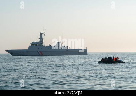 ©PHOTOPQR/VOIX DU Nord/PASCAL BONNIERE ; 18/09/2020 ; Calais, le 15.09.2020 : Partis des environs du Cap Blanc-Nez, des migrants tentent de traverser la Manche sur un bateau gonflable pour rejoindre les cotes anglaises . Le patrouilleur Flamant de la Marine Nationale accompagne les embarcations naviguant sans encombre jusqu'aux eaux anglaises.La période de meteo tres calme incite les refugies a tenter la dangereuse traversee a Bord de bateaux pneumatiques pour franchir les 33 km du detroit qui separent la France de l’Angleterre. Foto Philippe PAUCHET La Voix du Nord Calais, (Nordfrankreich) Stockfoto