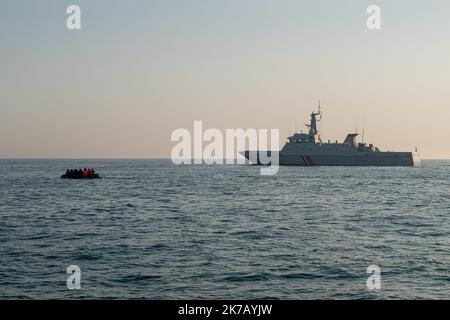 ©PHOTOPQR/VOIX DU Nord/PASCAL BONNIERE ; 18/09/2020 ; Calais, le 15.09.2020 : Partis des environs du Cap Blanc-Nez, des migrants tentent de traverser la Manche sur un bateau gonflable pour rejoindre les cotes anglaises . Le patrouilleur Flamant de la Marine Nationale accompagne les embarcations naviguant sans encombre jusqu'aux eaux anglaises.La période de meteo tres calme incite les refugies a tenter la dangereuse traversee a Bord de bateaux pneumatiques pour franchir les 33 km du detroit qui separent la France de l’Angleterre. Foto Philippe PAUCHET La Voix du Nord Calais, (Nordfrankreich) Stockfoto