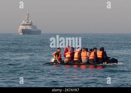 ©PHOTOPQR/VOIX DU Nord/PASCAL BONNIERE ; 18/09/2020 ; Calais, le 15.09.2020 : Partis des environs du Cap Blanc-Nez, des migrants tentent de traverser la Manche sur un bateau gonflable pour rejoindre les cotes anglaises . Le patrouilleur Flamant de la Marine Nationale accompagne les embarcations naviguant sans encombre jusqu'aux eaux anglaises.La période de meteo tres calme incite les refugies a tenter la dangereuse traversee a Bord de bateaux pneumatiques pour franchir les 33 km du detroit qui separent la France de l’Angleterre. Foto Philippe PAUCHET La Voix du Nord Calais, (Nordfrankreich) Stockfoto