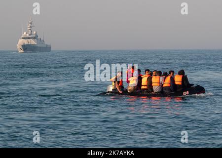 ©PHOTOPQR/VOIX DU Nord/PASCAL BONNIERE ; 18/09/2020 ; Calais, le 15.09.2020 : Partis des environs du Cap Blanc-Nez, des migrants tentent de traverser la Manche sur un bateau gonflable pour rejoindre les cotes anglaises . Le patrouilleur Flamant de la Marine Nationale accompagne les embarcations naviguant sans encombre jusqu'aux eaux anglaises.La période de meteo tres calme incite les refugies a tenter la dangereuse traversee a Bord de bateaux pneumatiques pour franchir les 33 km du detroit qui separent la France de l’Angleterre. Foto Philippe PAUCHET La Voix du Nord Calais, (Nordfrankreich) Stockfoto