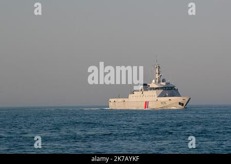 ©PHOTOPQR/VOIX DU Nord/PASCAL BONNIERE ; 18/09/2020 ; Calais, le 15.09.2020 : Partis des environs du Cap Blanc-Nez, des migrants tentent de traverser la Manche sur un bateau gonflable pour rejoindre les cotes anglaises . Le patrouilleur Flamant de la Marine Nationale accompagne les embarcations naviguant sans encombre jusqu'aux eaux anglaises.La période de meteo tres calme incite les refugies a tenter la dangereuse traversee a Bord de bateaux pneumatiques pour franchir les 33 km du detroit qui separent la France de l’Angleterre. Foto Philippe PAUCHET La Voix du Nord Calais, (Nordfrankreich) Stockfoto