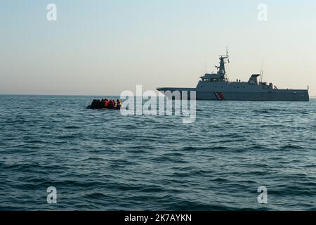 ©PHOTOPQR/VOIX DU Nord/PASCAL BONNIERE ; 18/09/2020 ; Calais, le 15.09.2020 : Partis des environs du Cap Blanc-Nez, des migrants tentent de traverser la Manche sur un bateau gonflable pour rejoindre les cotes anglaises . Le patrouilleur Flamant de la Marine Nationale accompagne les embarcations naviguant sans encombre jusqu'aux eaux anglaises. La période de meteo tres calme incite les refugies a tenter la dangereuse traversee a Bord de bateaux pneumatiques pour Franchir les 33 km du detroit qui separent la France de l’Angleterre. Foto Pascal BONNIERE La Voix du Nord Calais, (Nordfrankreich) Stockfoto