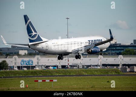 Amsterdam Schiphol Airport, AMS, Flugzeug nähert sich Kaagbaan, Start- und Landebahn, YR-BGL, TAROM Boeing 737-800 Stockfoto