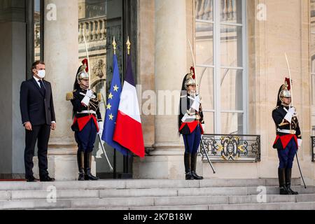 ©THOMAS PADILLA/MAXPPP - 21/09/2020 ; PARIS, FRANKREICH ; LE PRESIDENT DE LA REPUBLIQUE, EMMANUEL MACRON RECOIT LE PRESIDENT DE LA REPUBLIQUE DE SLOVENIE, AU PALAIS DE L' ELYSEE. Der französische Präsident Emmanuel Macron empfängt den slowenischen Präsidenten am 21. September 2020 im Pariser Elysee-Palast. - 2020/09/21. Französischer Präsident. Stockfoto