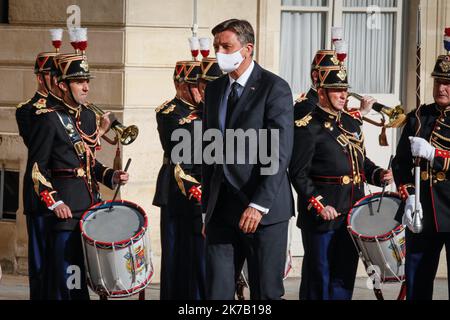 ©THOMAS PADILLA/MAXPPP - 21/09/2020 ; PARIS, FRANKREICH ; LE PRESIDENT DE LA REPUBLIQUE, RECOIT LE PRESIDENT DE LA REPUBLIQUE DE SLOVENIE, BORUT PAHOR AU PALAIS DE L' ELYSEE. Der französische Präsident empfängt den slowenischen Präsidenten Borut Pahor am 21. September 2020 im Elysée-Palast in Paris. - 2020/09/21. Französischer Präsident. Stockfoto