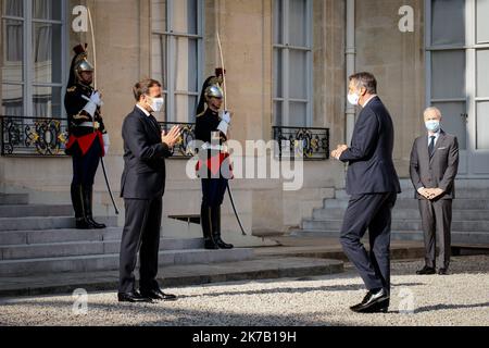 ©THOMAS PADILLA/MAXPPP - 21/09/2020 ; PARIS, FRANKREICH ; LE PRESIDENT DE LA REPUBLIQUE, EMMANUEL MACRON RECOIT LE PRESIDENT DE LA REPUBLIQUE DE SLOVENIE, BORUT PAHOR AU PALAIS DE L' ELYSEE. Der französische Präsident Emmanuel Macron empfängt den slowenischen Präsidenten Borut Pahor am 21. September 2020 im Pariser Elysée-Palast. - 2020/09/21. Französischer Präsident. Stockfoto