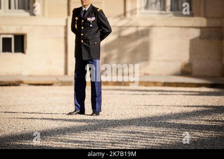 ©THOMAS PADILLA/MAXPPP - 21/09/2020 ; PARIS, FRANKREICH ; LE PRESIDENT DE LA REPUBLIQUE, RECOIT LE PRESIDENT DE LA REPUBLIQUE DE SLOVENIE, AU PALAIS DE L' ELYSEE. GENERAL BENOIT FERRAND. Der französische Präsident empfängt den slowenischen Präsidenten am 21. September 2020 im Elysée-Palast in Paris. - 2020/09/21. Französischer Präsident. Stockfoto