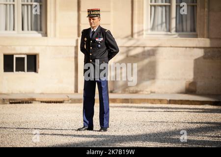 ©THOMAS PADILLA/MAXPPP - 21/09/2020 ; PARIS, FRANKREICH ; LE PRESIDENT DE LA REPUBLIQUE, RECOIT LE PRESIDENT DE LA REPUBLIQUE DE SLOVENIE, AU PALAIS DE L' ELYSEE. GENERAL BENOIT FERRAND. Der französische Präsident empfängt den slowenischen Präsidenten am 21. September 2020 im Elysée-Palast in Paris. - 2020/09/21. Französischer Präsident. Stockfoto