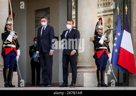 ©THOMAS PADILLA/MAXPPP - 21/09/2020 ; PARIS, FRANKREICH ; LE PRESIDENT DE LA REPUBLIQUE, EMMANUEL MACRON RECOIT LE PRESIDENT DE LA REPUBLIQUE DE SLOVENIE, BORUT PAHOR AU PALAIS DE L' ELYSEE. Der französische Präsident Emmanuel Macron empfängt den slowenischen Präsidenten Borut Pahor am 21. September 2020 im Pariser Elysée-Palast. - 2020/09/21. Französischer Präsident. Stockfoto