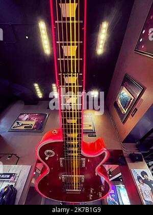 Die riesige Decke Gitarre ziert den Eingang zum Hard Rock Cafe, NYC, USA 2022 Stockfoto