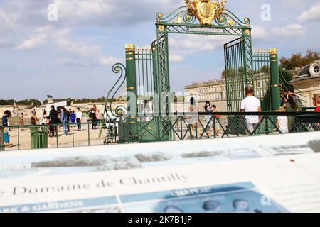 ©PHOTOPQR/LE PARISIEN/Julien BARBARE ; Chantilly ; 21/09/2020 ; OISE TOURISME VISITES TOURISTES CHATEAU PARC DOMAINE CHANTILLY MASQUES COVID-19 CORONAVIRUS MUSEE CONDE - die Château de Chantilly ist ein historisches Französisch château befindet sich in der Stadt Chantilly , Oise , etwa 50 Kilometer nördlich von Paris . Stockfoto