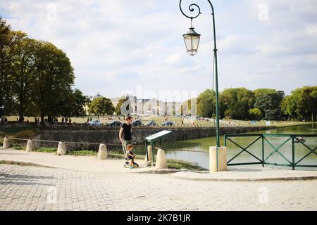 ©PHOTOPQR/LE PARISIEN/Julien BARBARE ; Chantilly ; 21/09/2020 ; OISE TOURISME VISITES TOURISTES CHATEAU PARC DOMAINE CHANTILLY MASQUES COVID-19 CORONAVIRUS MUSEE CONDE - die Château de Chantilly ist ein historisches Französisch château befindet sich in der Stadt Chantilly , Oise , etwa 50 Kilometer nördlich von Paris . Stockfoto