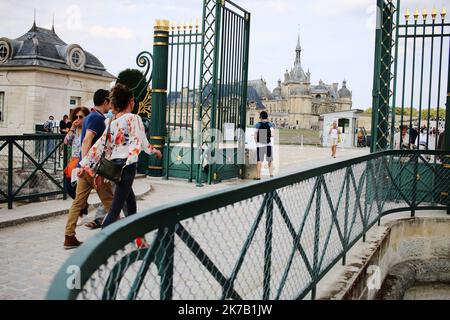 ©PHOTOPQR/LE PARISIEN/Julien BARBARE ; Chantilly ; 21/09/2020 ; OISE TOURISME VISITES TOURISTES CHATEAU PARC DOMAINE CHANTILLY MASQUES COVID-19 CORONAVIRUS MUSEE CONDE - die Château de Chantilly ist ein historisches Französisch château befindet sich in der Stadt Chantilly , Oise , etwa 50 Kilometer nördlich von Paris . Stockfoto