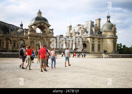 ©PHOTOPQR/LE PARISIEN/Julien BARBARE ; Chantilly ; 21/09/2020 ; OISE TOURISME VISITES TOURISTES CHATEAU PARC DOMAINE CHANTILLY MASQUES COVID-19 CORONAVIRUS MUSEE CONDE - die Château de Chantilly ist ein historisches Französisch château befindet sich in der Stadt Chantilly , Oise , etwa 50 Kilometer nördlich von Paris . Stockfoto