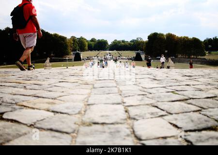 ©PHOTOPQR/LE PARISIEN/Julien BARBARE ; Chantilly ; 21/09/2020 ; OISE TOURISME VISITES TOURISTES CHATEAU PARC DOMAINE CHANTILLY MASQUES COVID-19 CORONAVIRUS MUSEE CONDE - die Château de Chantilly ist ein historisches Französisch château befindet sich in der Stadt Chantilly , Oise , etwa 50 Kilometer nördlich von Paris . Stockfoto