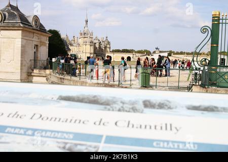 ©PHOTOPQR/LE PARISIEN/Julien BARBARE ; Chantilly ; 21/09/2020 ; OISE TOURISME VISITES TOURISTES CHATEAU PARC DOMAINE CHANTILLY MASQUES COVID-19 CORONAVIRUS MUSEE CONDE - die Château de Chantilly ist ein historisches Französisch château befindet sich in der Stadt Chantilly , Oise , etwa 50 Kilometer nördlich von Paris . Stockfoto