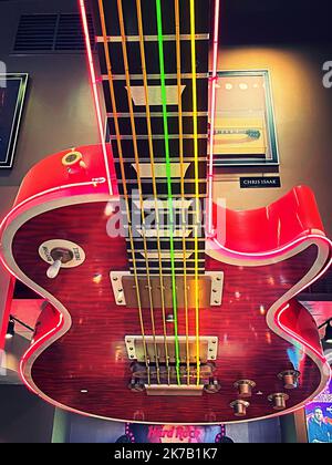 Die riesige Decke Gitarre ziert den Eingang zum Hard Rock Cafe, NYC, USA 2022 Stockfoto