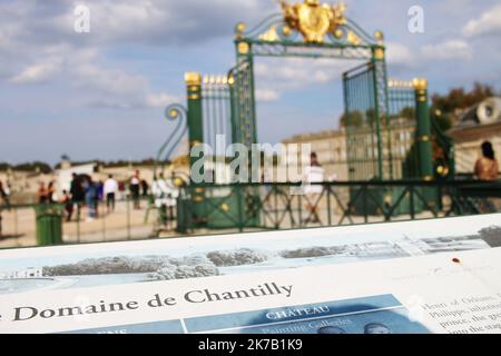 ©PHOTOPQR/LE PARISIEN/Julien BARBARE ; Chantilly ; 21/09/2020 ; OISE TOURISME VISITES TOURISTES CHATEAU PARC DOMAINE CHANTILLY MASQUES COVID-19 CORONAVIRUS MUSEE CONDE - die Château de Chantilly ist ein historisches Französisch château befindet sich in der Stadt Chantilly , Oise , etwa 50 Kilometer nördlich von Paris . Stockfoto