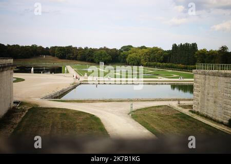 ©PHOTOPQR/LE PARISIEN/Julien BARBARE ; Chantilly ; 21/09/2020 ; OISE TOURISME VISITES TOURISTES CHATEAU PARC DOMAINE CHANTILLY MASQUES COVID-19 CORONAVIRUS MUSEE CONDE - die Château de Chantilly ist ein historisches Französisch château befindet sich in der Stadt Chantilly , Oise , etwa 50 Kilometer nördlich von Paris . Stockfoto