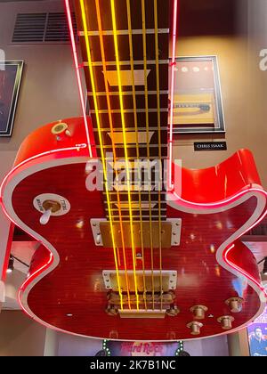 Die riesige Decke Gitarre ziert den Eingang zum Hard Rock Cafe, NYC, USA 2022 Stockfoto